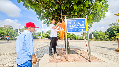 水域巡查队检查救生设备。（陈建倬　摄）