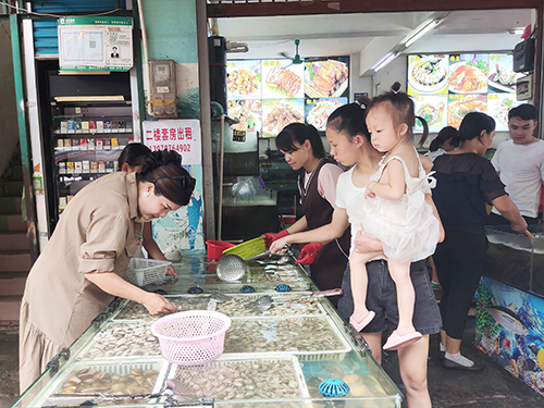 海鲜价格回落吸引众多市民选购。