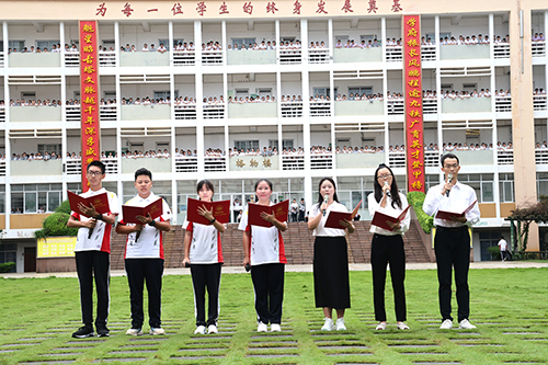 隆安中学的同学们用诗朗诵向老师们表达节日祝福。（陆 强   摄 ）