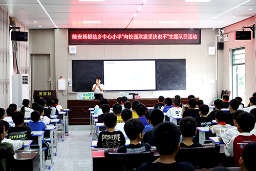主题课上，律师引导同学们向校园欺凌说“不”。（张仕行  摄）