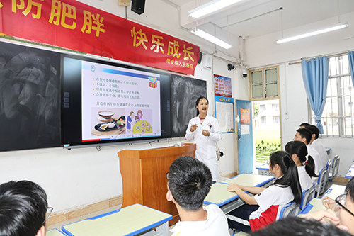 医生为同学们普及相关健康知识。 医生为同学们普及相关健康知识。