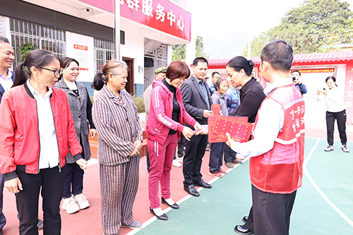 “爱心积分家庭户”奖牌颁发现场。.JPG
