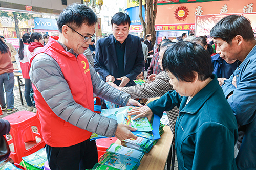 工作人员向群众发放宪法宣传资料。